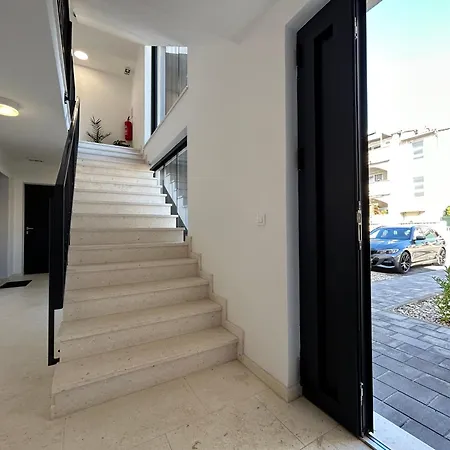 Oris, Private Parking, Garden Apartment