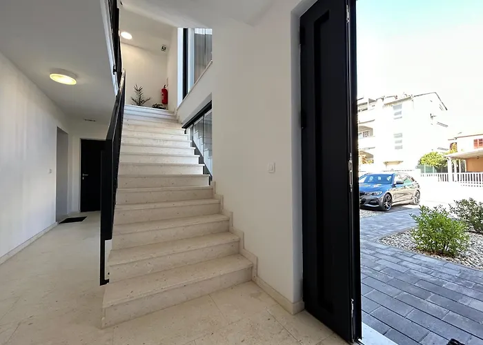 Oris, Private Parking, Garden Apartment
