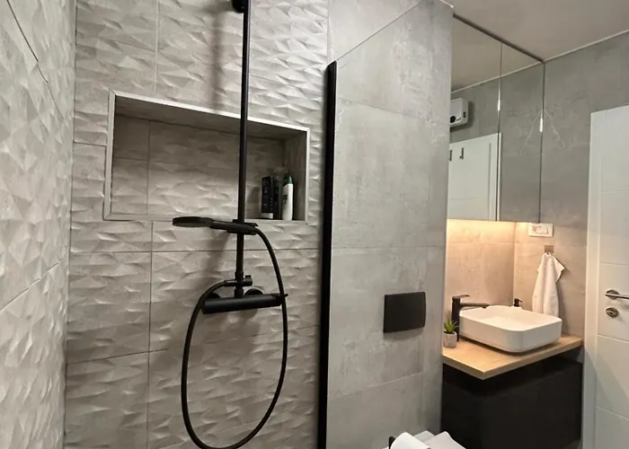 Oris, Private Parking, Garden Apartment