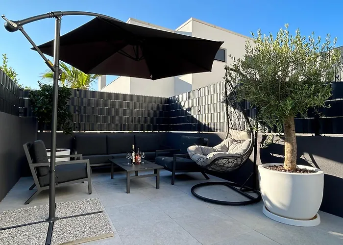 Oris, Private Parking, Garden Apartment *
