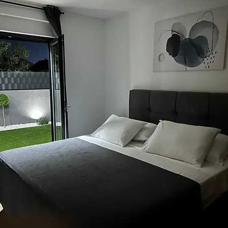 Oris, Private Parking, Garden Apartment *