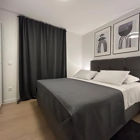 Oris, Private Parking, Garden Apartment