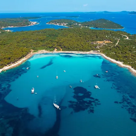 Oris, Private Parking, Garden Apartment *