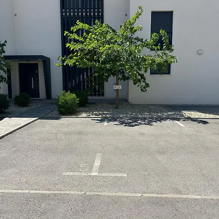 Oris, Private Parking, Garden