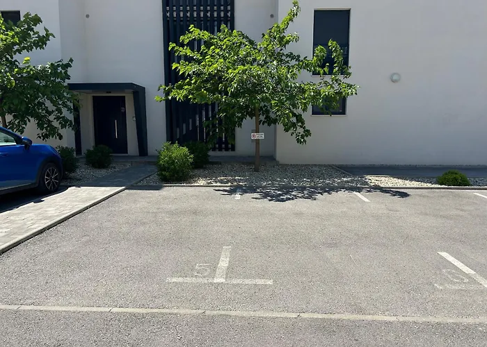 Oris, Private Parking, Garden